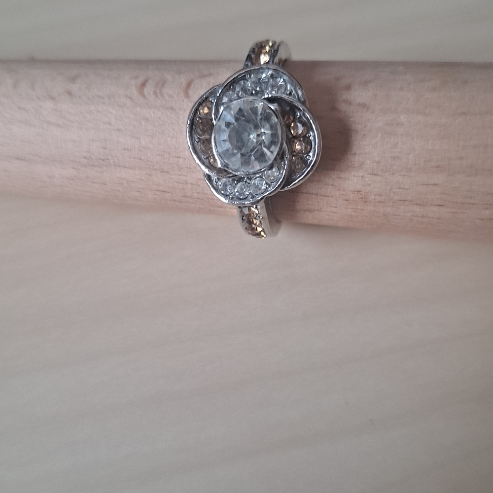 Elegant Silver and Gold Floral Ring